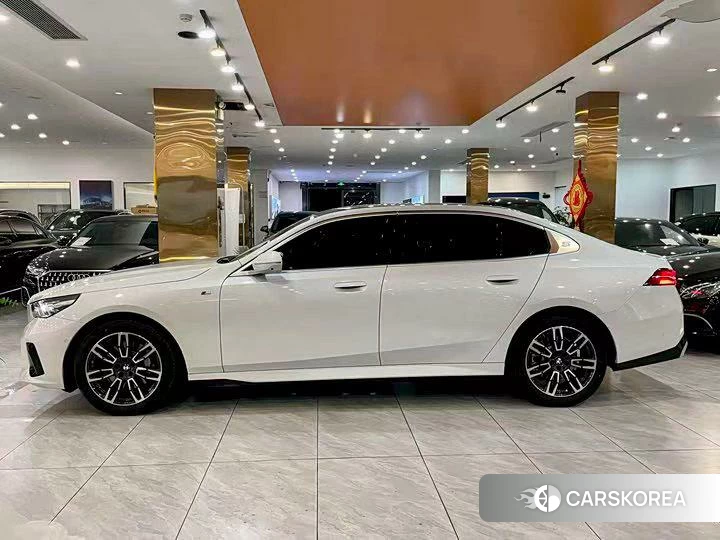 BMW 5 series 2024 Белый из Китая, фото 5