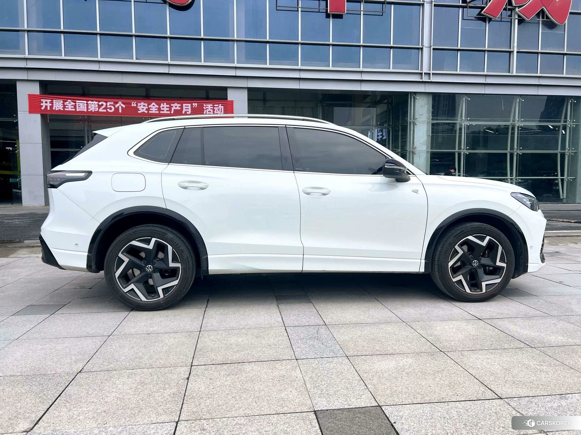 Volkswagen Tiguan L 2024 Белый из Китая, фото 5