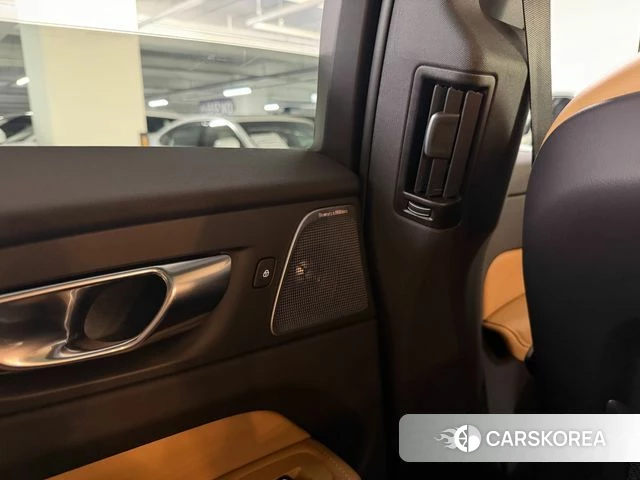 Volvo XC60 second Generation 2024 Белый из Кореи, фото 5