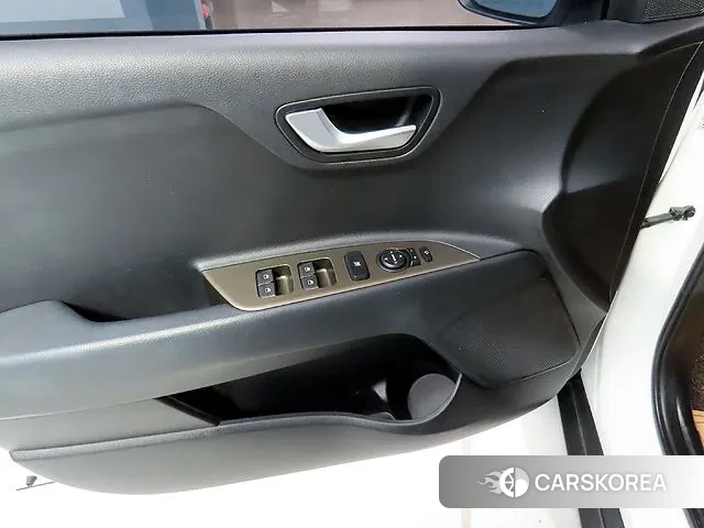 Kia Stonic 2019 Белый из Кореи, фото 5