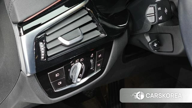 BMW 5 Series (G30) 2018 Белый из Кореи, фото 5