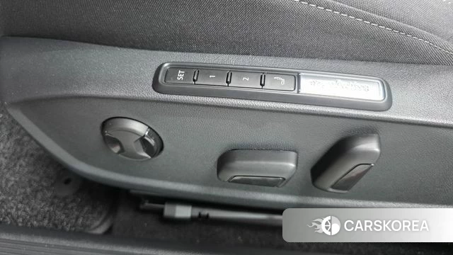 Volkswagen Golf 8th Generation 2023 Красный из Кореи, фото 5