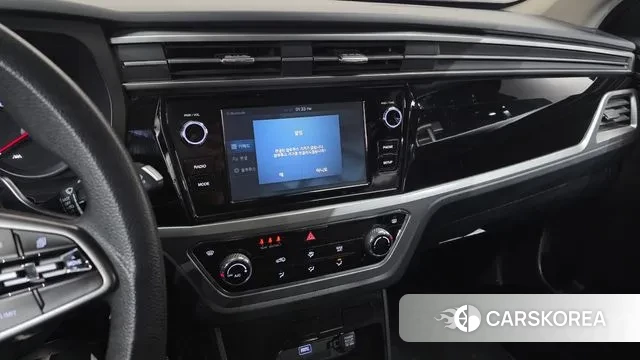 Ssangyong Beautiful Korando 2023 Светло-серебряный цвет из Кореи, фото 6