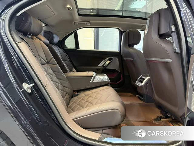 BMW 7 series 2024 Черный из Китая, фото 6