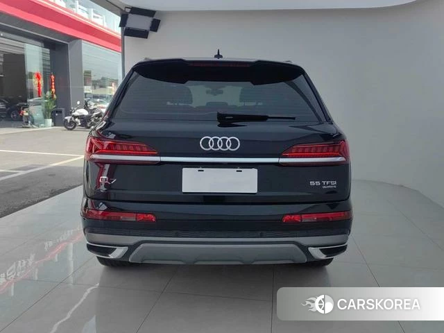 Audi Q7 2021 Черный из Китая, фото 6
