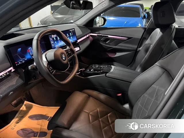 BMW 5 Series (G60) 2025 Синий нефрит из Кореи, фото 6