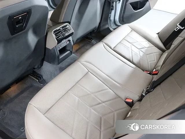 BMW 5 Series (G60) 2024 Цвет галактики из Кореи, фото 6