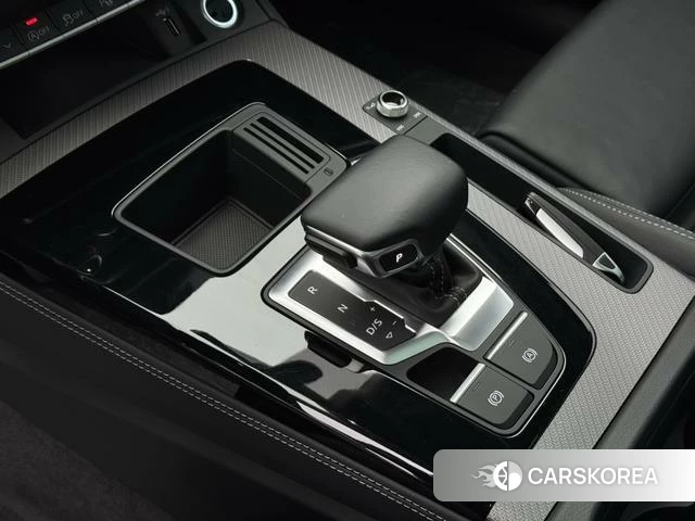 Audi Q5L 2022 Темно-серый из Китая, фото 6