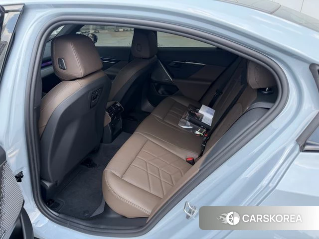 BMW 5 Series (G60) 2026 Светло-серебряный цвет из Кореи, фото 6