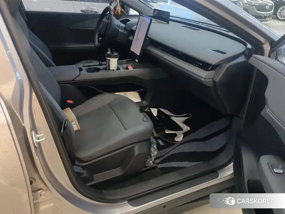 Toyota bZ3 2026 Silver/gray из Китая, фото 6