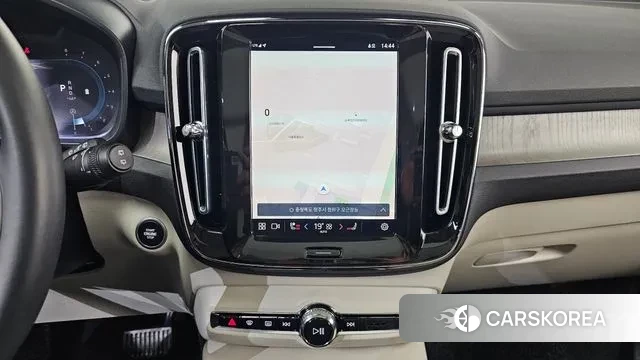 Volvo XC40 2023 Белый из Кореи, фото 6