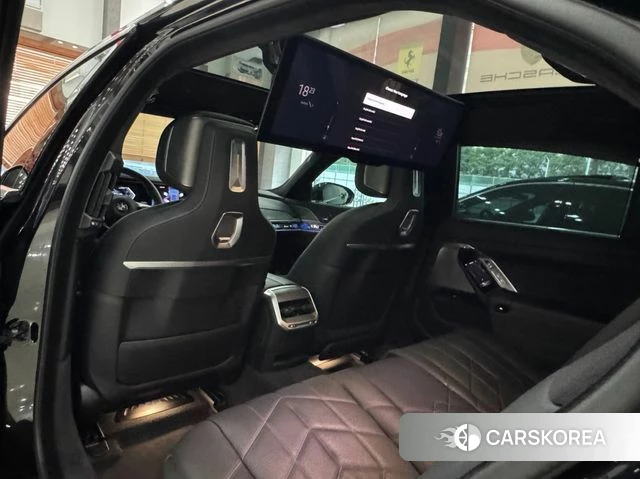 BMW 7 Series (G70) 2023 Черный из Кореи, фото 6
