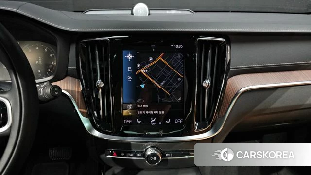 Volvo V60 Cross-Country 2nd Generation 2021 Белый из Кореи, фото 6