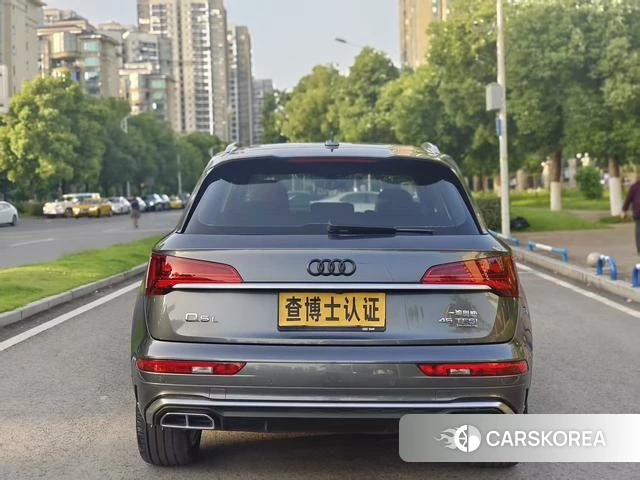 Audi Q5L 2021 Темно-серый из Китая, фото 6