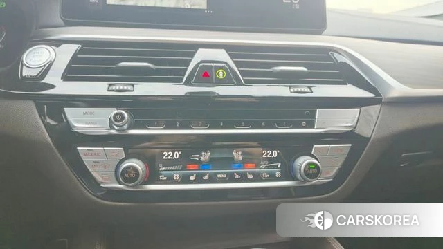 BMW 5 Series (G30) 2021 Серебристо-серый из Кореи, фото 6