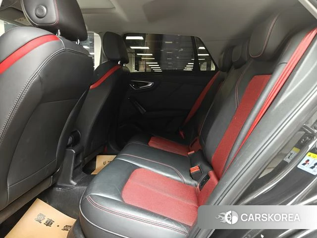 Audi Q2L 2021 Темно-серый из Китая, фото 6