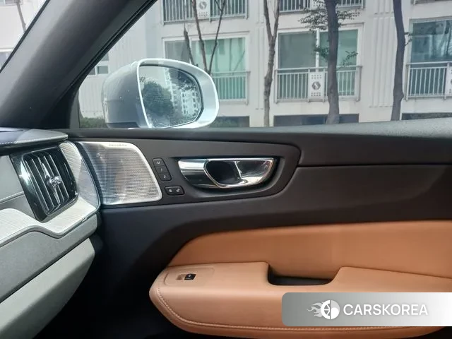 Volvo XC60 second Generation 2019 Светло-серебряный цвет из Кореи, фото 6