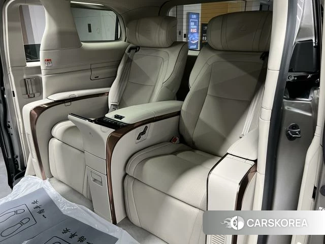 Lexus LM 2024 Серебристо-серый из Китая, фото 6