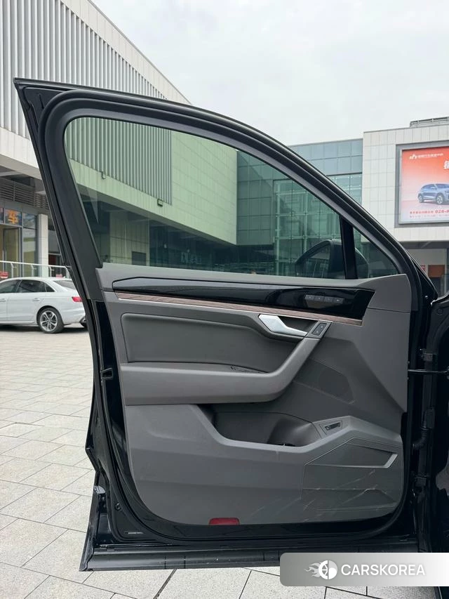 Volkswagen Touareg 2023 Черный из Китая, фото 6