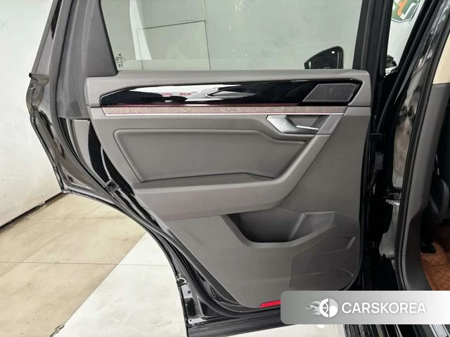 Volkswagen Touareg 2024 Черный из Китая, фото 6