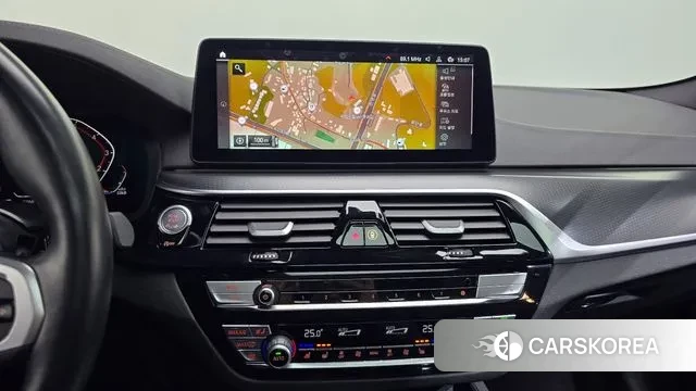 BMW 5 Series (G30) 2023 Белый из Кореи, фото 6