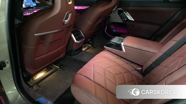 BMW 7 Series (G70) 2025 Золотой из Кореи, фото 6