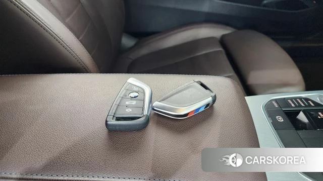 BMW 4 Series (G22) 2023 Светло-серебряный цвет из Кореи, фото 6