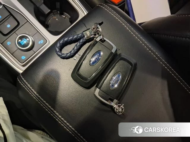 Ford Explorer 6th Generation 2021 Песочный из Кореи, фото 6