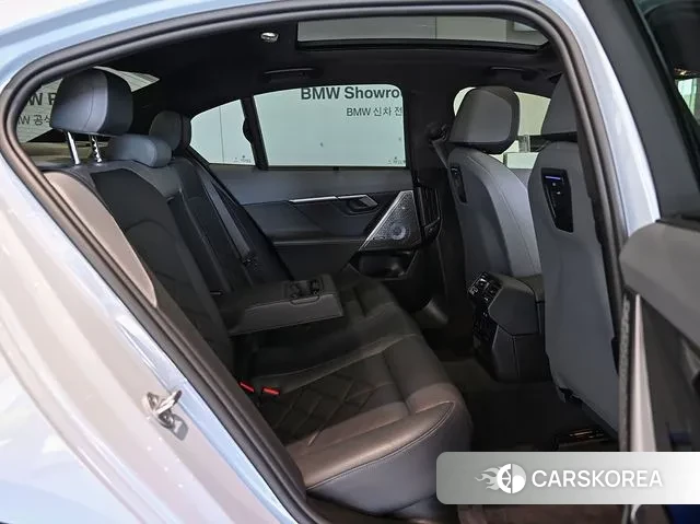 BMW 5 Series (G60) 2024 Светло-серебряный цвет из Кореи, фото 6