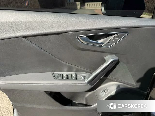 Audi Q2L 2022 Темно-серый из Китая, фото 6