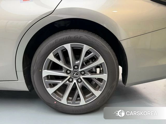 Lexus ES 2024 Серебристо-серый из Китая, фото 6
