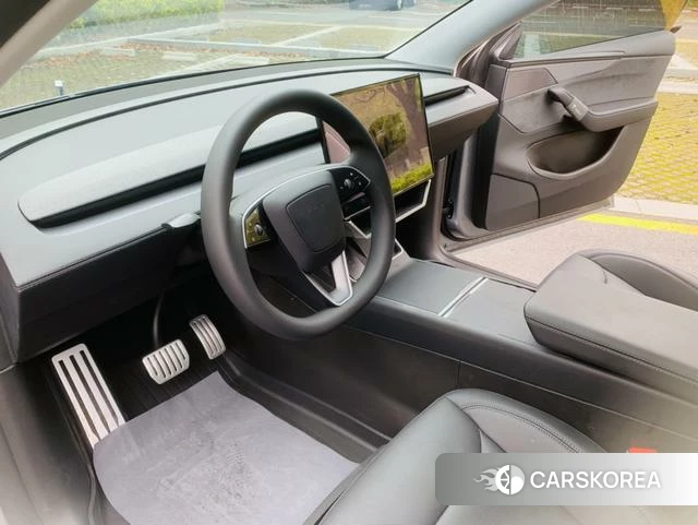 Tesla Model Y 2026 Серебристо-серый из Китая, фото 6