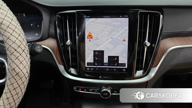 Volvo V60 Cross-Country 2nd Generation 2023 Белый из Кореи, фото 6