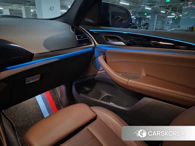 BMW X4 (G02) 2024 Светло-серебряный цвет из Кореи, фото 6