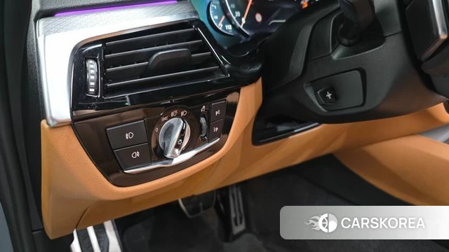 BMW 5 Series (G30) 2018 Светло-серебряный цвет из Кореи, фото 6