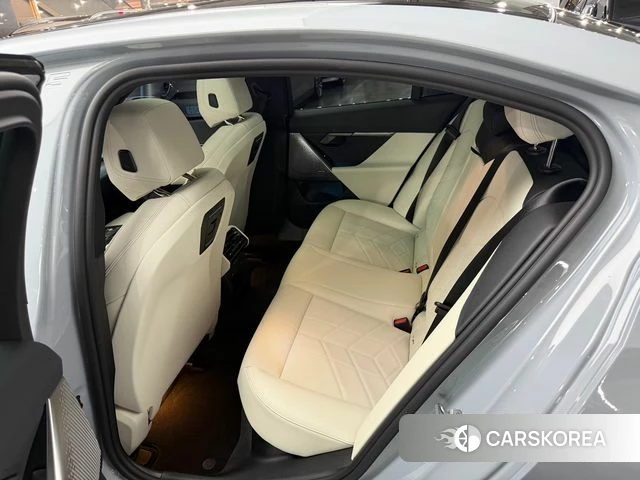 BMW 5 Series (G60) 2025 Серебристо-серый из Кореи, фото 6