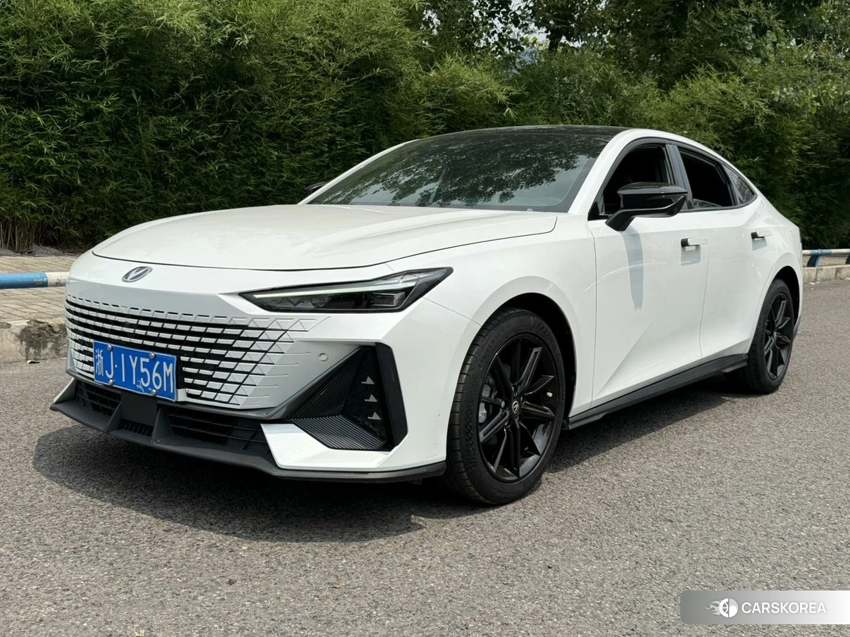 Chang'an UNI-V 2024 Белый из Китая, фото 6