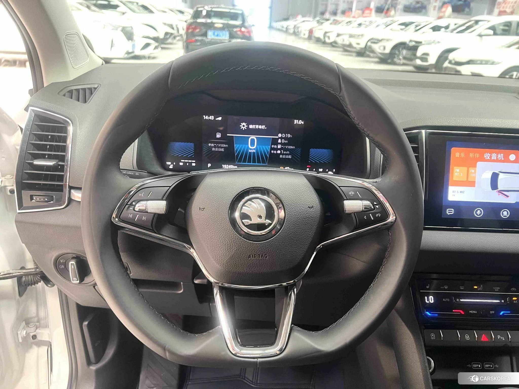 Skoda Krok 2023 Белый из Китая, фото 6