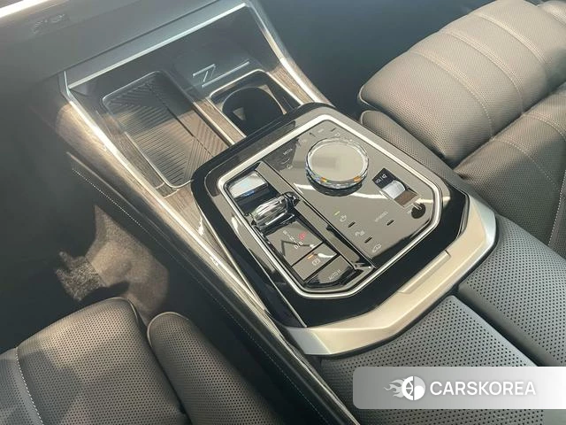 BMW i7 2024 Серебристо-серый из Китая, фото 6