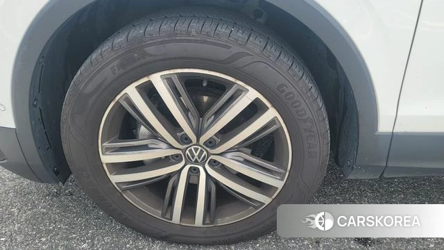 Volkswagen Tiguan Allspace 2023 Белый из Кореи, фото 6
