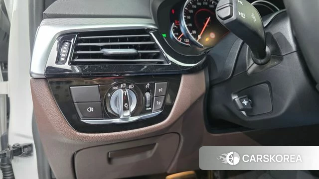 BMW 5 Series (G30) 2018 Белый из Кореи, фото 6