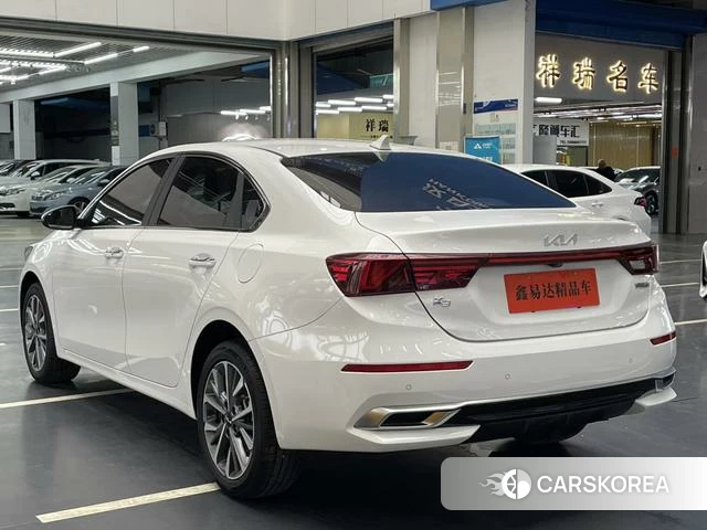 Kia K3 2023 Белый из Китая, фото 6