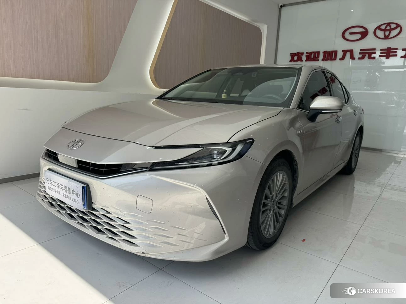 Toyota Camry 2024 Серебристо-серый из Китая, фото 6