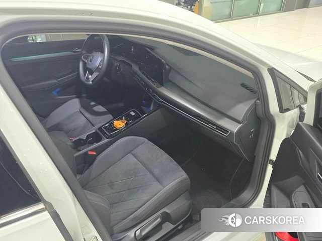 Volkswagen Golf 8th Generation 2023 Белый из Кореи, фото 6