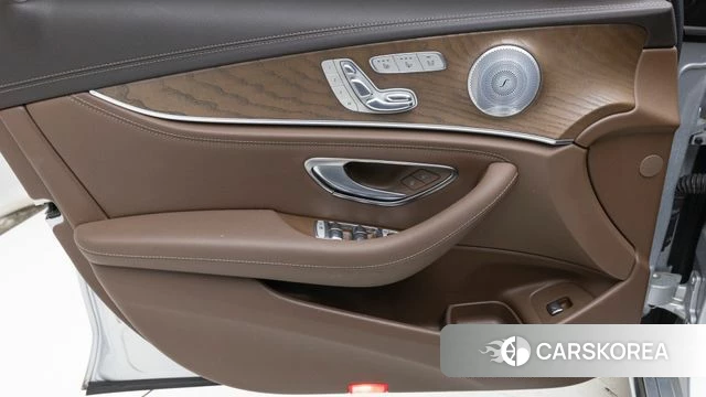 Mercedes-Benz E-Class W213 2018 Серебряный из Кореи, фото 6