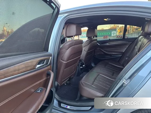 BMW 5 Series (G30) 2018 Серебристо-серый из Кореи, фото 6