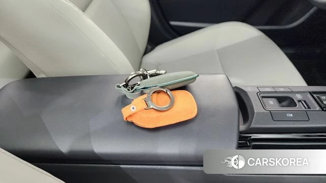 Toyota Prius 5th Generation 2025 Белый из Кореи, фото 6