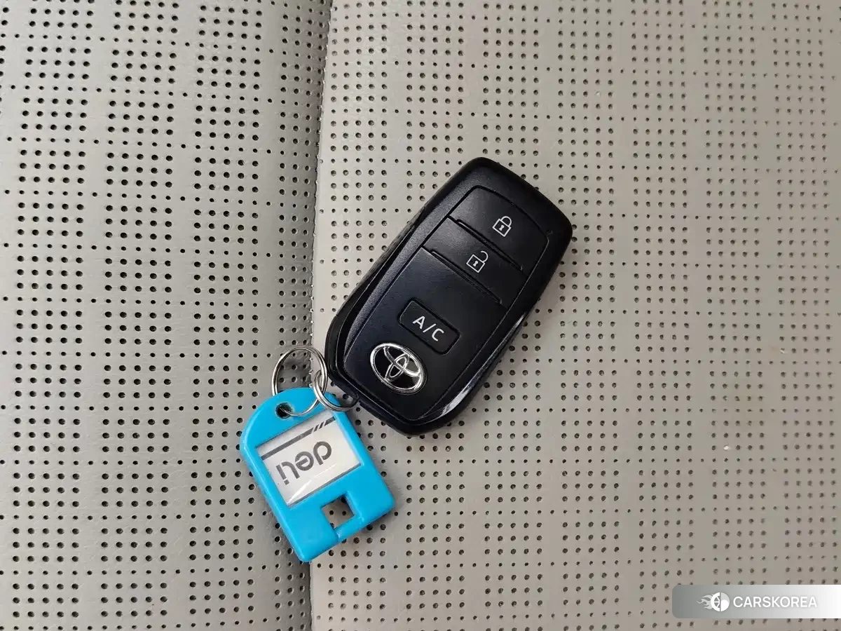 Toyota bZ4X 2023 Silver/gray из Китая, фото 6