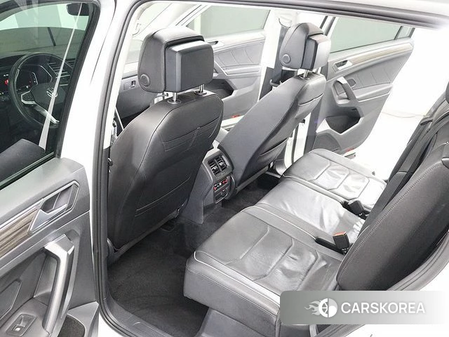 Volkswagen Tiguan Allspace 2023 Жемчужный цвет из Кореи, фото 6