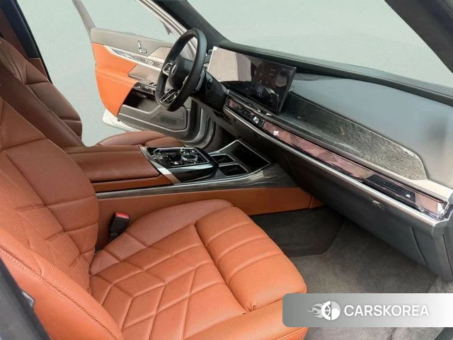 BMW 7 Series (G70) 2023 Светло-серебряный цвет из Кореи, фото 6